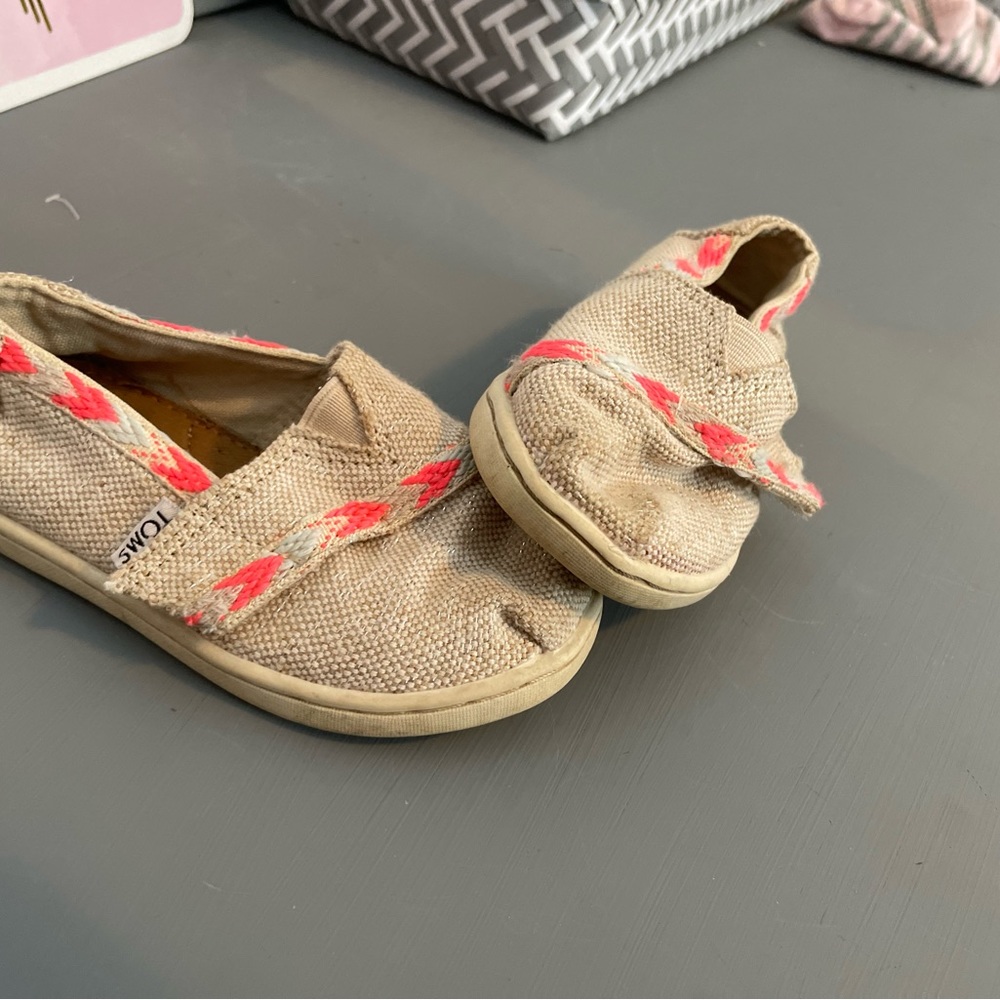 Toddler girls Velcro Tom’s size 6